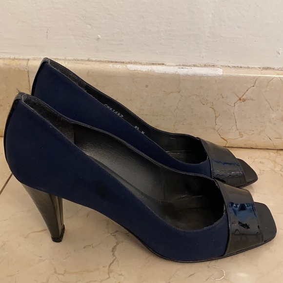 Stuart Weitzman navy ABBA heel - Picture 4 of 6